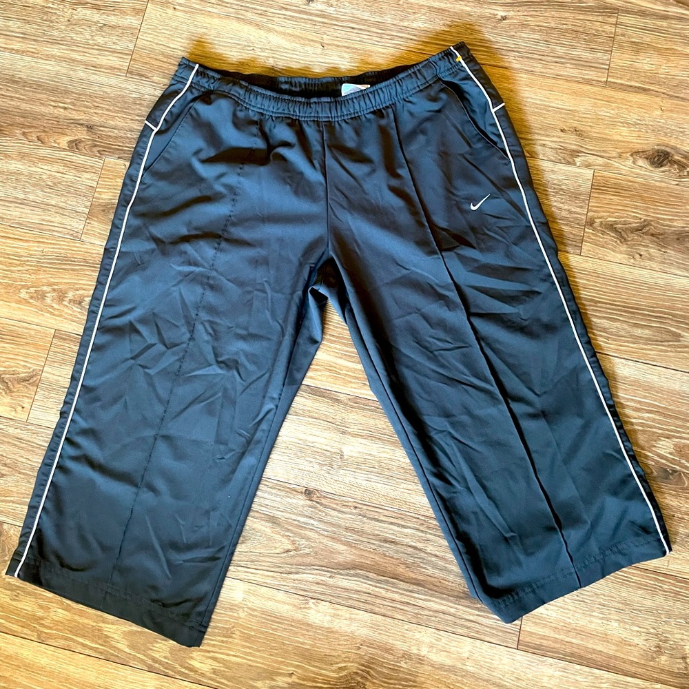 Black Nike cropped capris